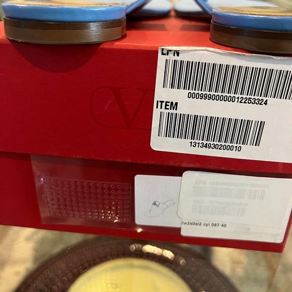 Valentino Garavani One Stud Thong Sandal. Size 40. Dust bags and Box included. - Picture 8 of 9